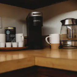 Keurig coffee maker, electric kettle, and mugs with hot cocoa in a Fairbanks treehouse rental
