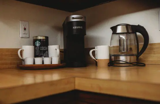 Keurig coffee maker, electric kettle, and mugs with hot cocoa in a Fairbanks treehouse rental